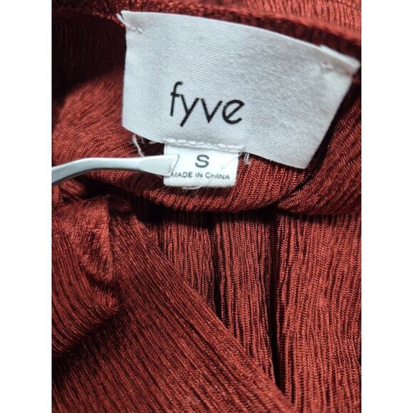 Fyve  Burgundy Red 100% Polyester Crinkle Twist Top  Sz S - Picture 6 of 7